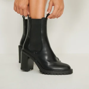 Svarta chelsea boots med klack - Säljer ett par svarta chelsea boots i storlek 36, endast använda någon enstaka gång! Helt slutsålda på NAKDs hemsida ☺️