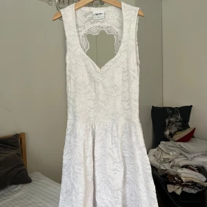 Vit spetsklänning  - Så fin och enkel spetsklänning, passar perfekt till studenten eller sommaren 💕 Aldrig använd och inga defekter. Storleken är mer som en xs/s ☀️