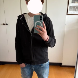 Polo zip hoodie (XS) - Säljer nu min skjukt snygga Polo hoodie i svart. den är i fint skick och i storlek 158 men passar även XS. hör av dig vid funderingar!