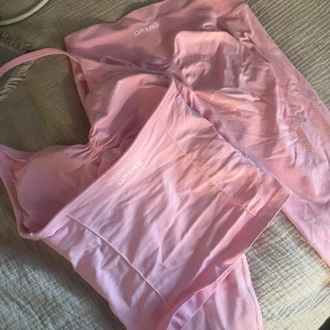 Rosa impact set från DFYNE - Ett helt nytt set endast testat i storlek S, 900kr. Köparen står för frakten. 😊