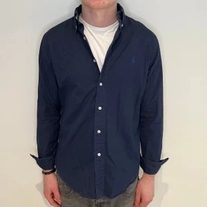 Ralph Lauren skjorta✨ - Riktigt stilig Ralph lauren skjorta | Size - M | modellen på bilden är 181kg och väger ca 75kg |Märke - Ralph lauren | Hör av dig vid minsta fundering // GC