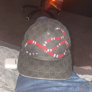 Gucci keps med orm-motiv - Gucci keps till billigt pris, tar även emot byten,  priset kan diskuteras