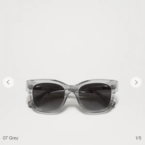 Chimi solglasögon  - Fina nästan helt oanvända solglasögon från chimi i modellen 07 och färgen grey. (Använda max 3 gånger). Nypris 1400. Priset går att diskutera till viss del. Skriv om du har frågor!