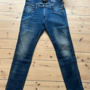 Replay jeans - Otroligt fräscha replay jeans i fet tvätt. Knappt använda/tvättade   Storlek: 34/34  Jag är 191 och väger 86 kg 