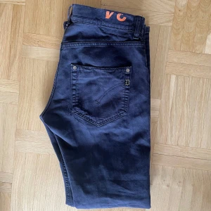 Dondup Jeans - Säljer ett par mörk/marin blå Dondups jeans med  snygga slitage på framsidan. Storleken är 34 men passar 33/32. Säljer pga brist av användning. Pris kan diskuteras!