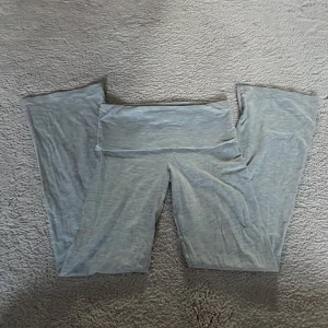 Ljusgrå mjukisbyxor från Gina Tricot - Supermjuka och bekväma ljusgrå mjukisbyxor från Gina Tricot.  Perfekta för en avslappnad stil eller hemmamys. säljer för att de har blivit för små💕