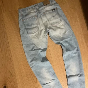 Nudie Jeans 31/34 - Väldigt fina ljusblåa nudie jeans i bra skick🙌🏼. Färgen passar bra nu på våren och till sommaren🤩Säljer för endast 329kr.