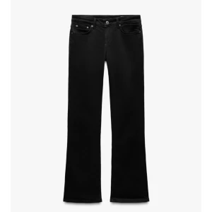 Svarta bootcut jeans Zara - ”Jeans ZW collection bootcut med låg midja” ifrån Zara.💕 Super bra skick, endast lite slitningar allra längst ner men inget man tänker på🥰skriv för bilder