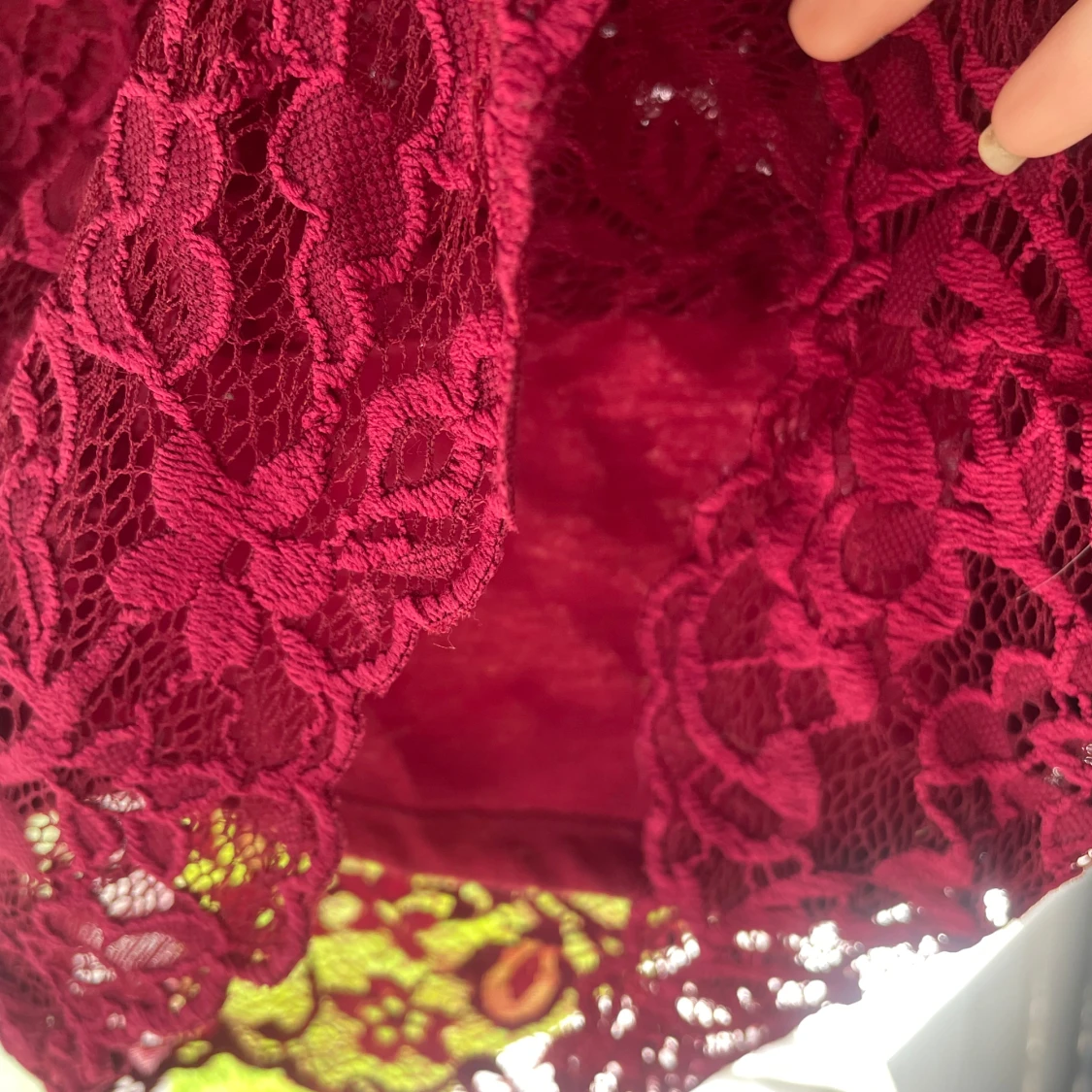 Vinröd spetsblus från Divided - 4