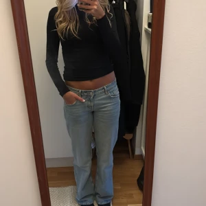 Ljusblå wide leg jeans från Zara - Säljer ett par ljusblå jeans från Zara med wide leg men och låg midja. Jeansen har raka ben och är i en jättebra kvalite.