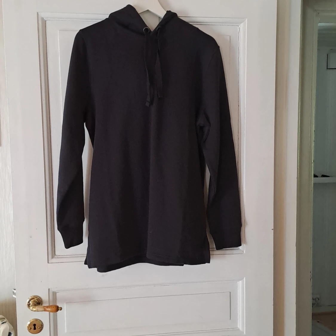 Svart hoodie med huva och dragsko