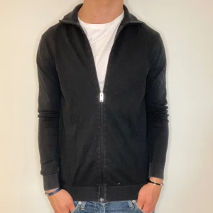 Selected Homme Zip - Extremt snygg o stilren | Strl - S | Skick - 8/10 | Nypris - ca 1000kr | För ytterligare frågor är det bara att skriva 🦅