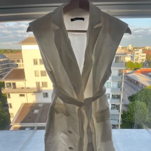 Vit klänning - Säljer en såå fin klänning från gina tricot, tror inte den finns kvar. Har så fina detaljer och kommer även med ett stjärp. Använd nån enstaka gång och har en jätteliten fläck på kragen (se bild 3). Ser annars ny ut, bara lite skrynklig. 
