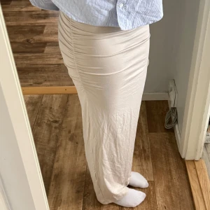 Beige långkjol med rynkade detaljer - Beige långkjol från Gina som är helt oanvänd med prislapp kvar. Passar perfekt nu inför sommaren🩷Hör av er om ni funderar över något!
