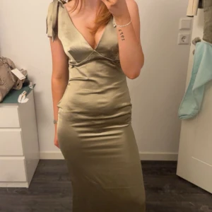 Balklänning - En jättefin balklänning ifrån Asos jättefin i perfekt skick då jag ångrat mig i sista sekund!🤩😍🥰den är i satin och har samma öppning i ryggen som för fram !