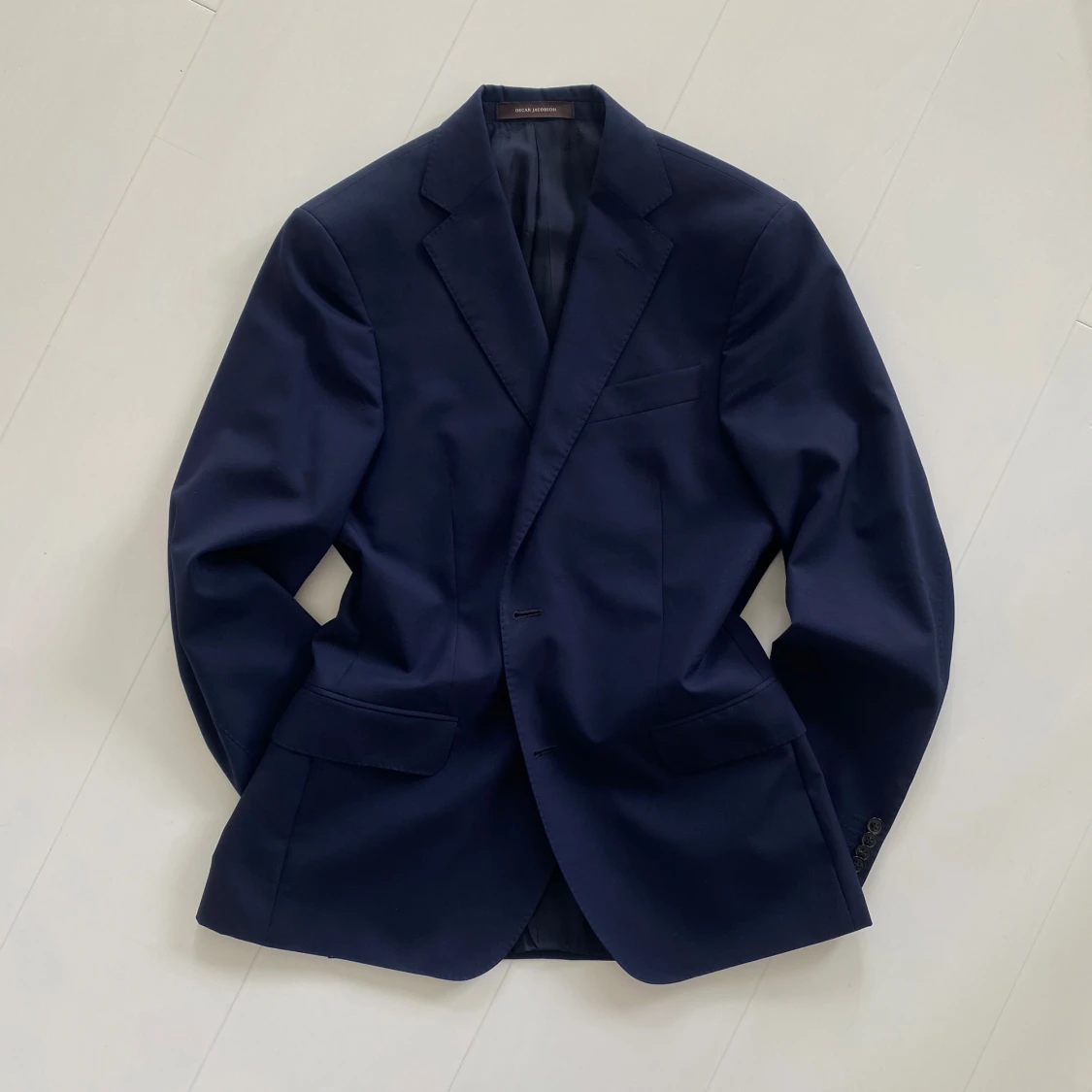 Mörkblå kostym från Oscar Jacobson