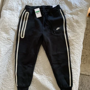 Nike tech reflective byxor - Skriv innan köp. Köpt men lite för liten för mig. Aldrig använda och prislappen och förpackning finns kvar. Storlek Xl men skulle nog säg att det är L