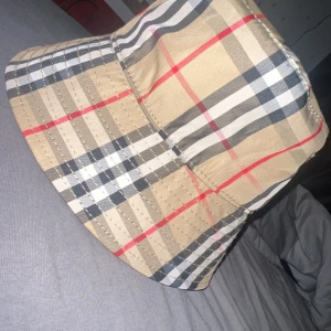 Burberry bucket hat - Priset diskuteras vid snabbaffär