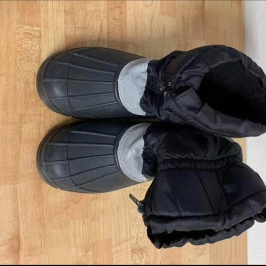 Svarta vinterkängor med grå detaljer - 1