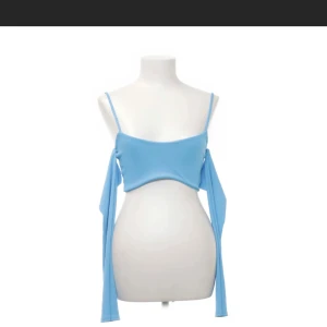 Blå croptop bershka - Från sellpy, stl M men liten i storleken, passar S