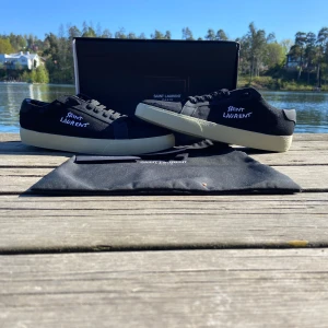 Saint Laurent skor - Säljer ett par svarta Saint Laurent skicket 10 av 10. Bara använd 2 gånger men inget man ser. Allt og medföljer ✅. Byten kan vara intressant, pris kan diskuteras vid en snabb affär 🙌