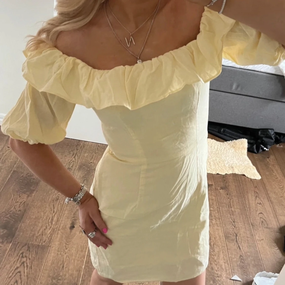 Ljusgul offshoulder klänning 