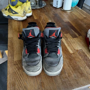 Jordan 4 infrared  - Impulsköp som jag vart väldigt nöjd med. Fina och bekväma skor MED kartong. Köptes för 5400kr. 