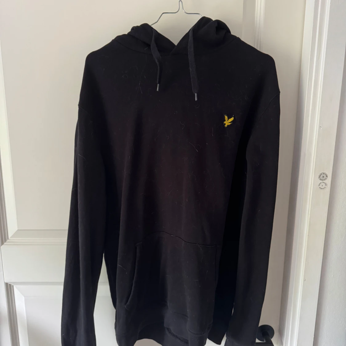Svart hoodie från Lyle & Scott