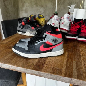nike Jordan 1  - Säljer ett par fina 1or. Skicket är bra och snålt använda. Köpta på sneakershyllan så definitivt äkta då de inte säljer kopior. Dock finns ingen box då jag ej fick med vid köp. 