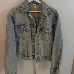 Ljusblå jeansjacka från &Denim - Säljer en ljusblå jeansjacka från H&M &Denim i storlek M. Köpt förra året, den är helt i nyskick, inga defekter💕