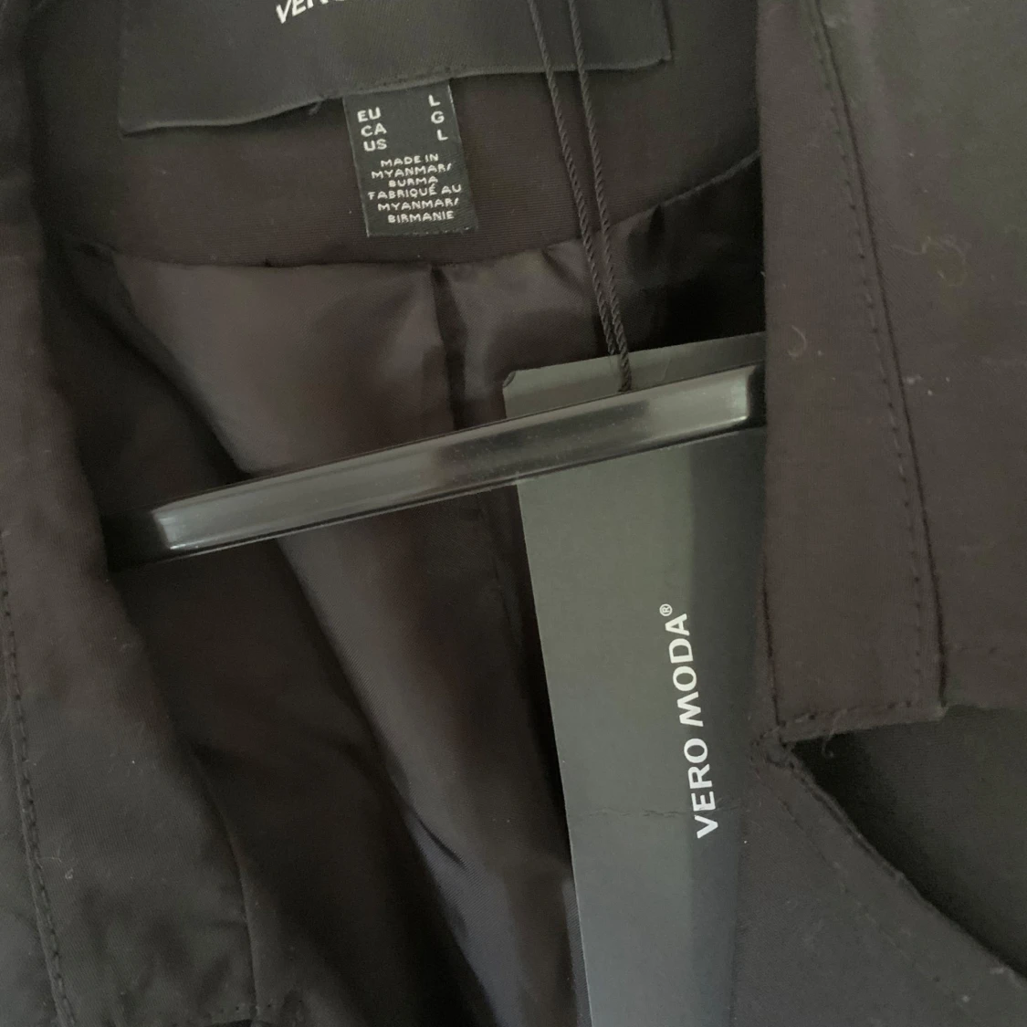 Svart trenchcoat från Vero Moda - 3