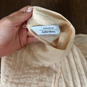 & Other Stories blus i en fin aprikosfärg  - Super fin och i mycket bra skick dock en knapp som har råkat trilla av (sista bilden)🤗