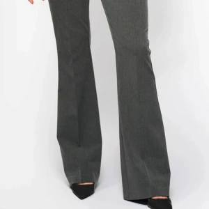 Sanne Alexandra grå kostymbyxor  - Modellen heter ”Tailored flared suit pants regular” från Sanne Alexandra. Aldrig använda och har lappen kvar. Storlek 40   Nypris 995:-
