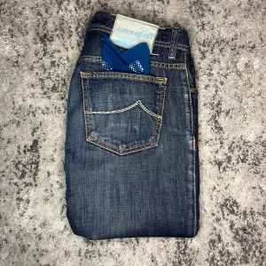 Jacob Cohen jeans (HELT NYA, utan tags) - Jacob Cohen jeans!! | Säljer dem här supersnygga  Cohen jeansen 💫 | Jeansen  är i W31 och i den snygga modellen 688 | Jeansen är 9,9/10 skick och sparsamt använda, den lilla duken följer med 🌟| Nypris - Runt 2800 sek | Pris kan diskuteras vid snabb affär!! 💸 | För flera bilder eller frågor så är det bara att kontakta mig 📩