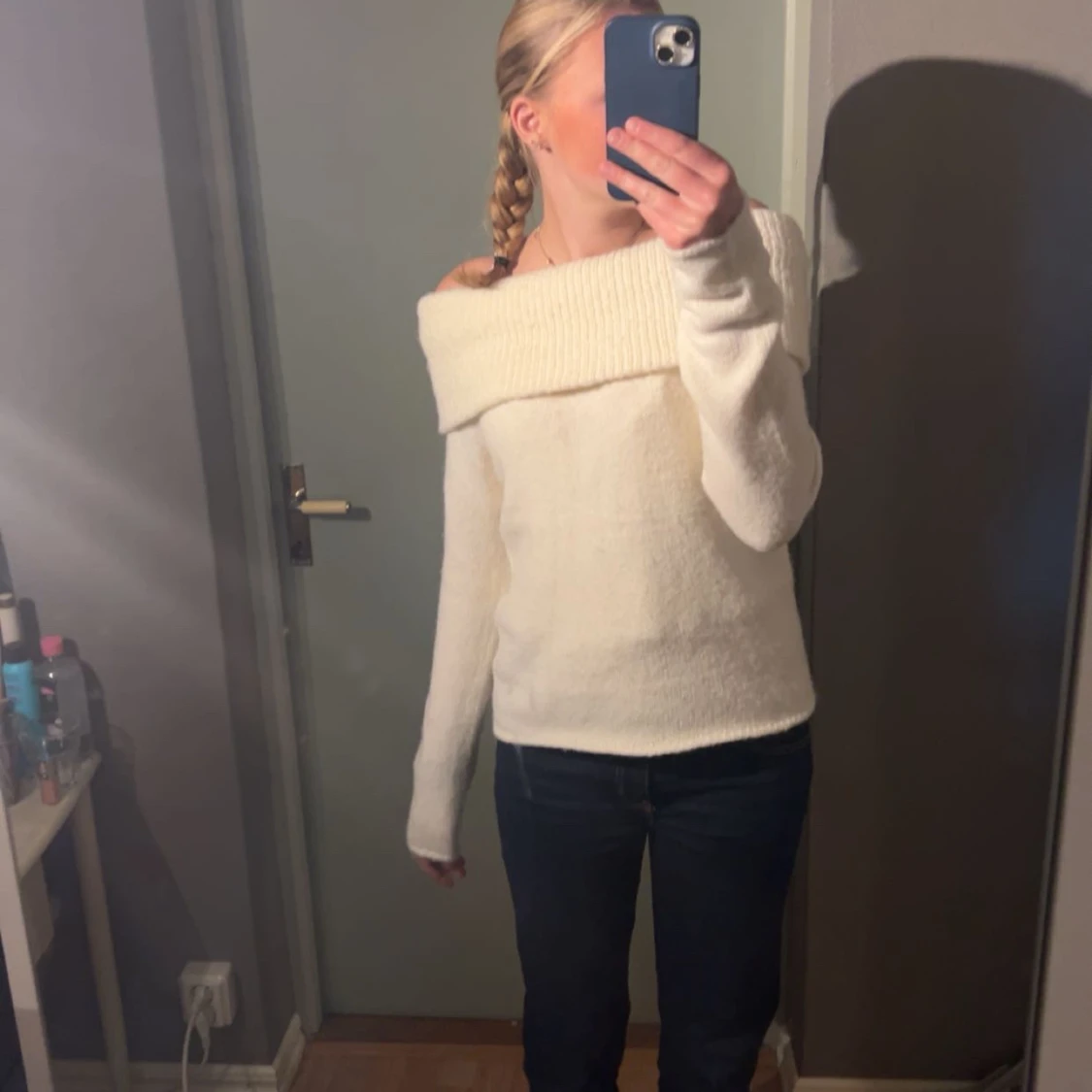 Vit offshoulder stickad tröja