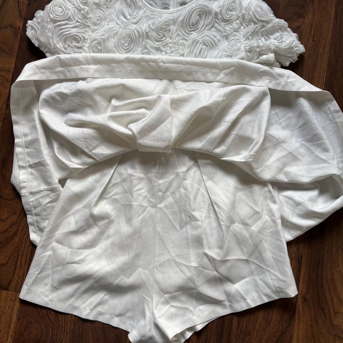 Vit kortklänning med rosmönstrad överdel - 3