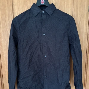 Skjorta från French Connection - Säljer en svart mönstrad skjorta från French Connection. Storleken är: M. Hör av dig vid fråga!