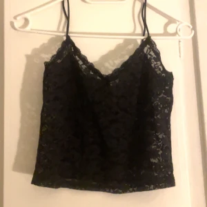 Svart Spets topp - Andvänt fåtal gånger inga skador