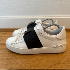 Valentino open sneakers  - Säljer nu dessa fina valentino open skor | Storlek 37 | Super fint skick | Kvitto ingår som intygar äktheten | Hör gärna av er vid frågor eller funderingar 😊