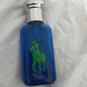 Parfym från polo ralph lauren - Jag säljer en blå parfym från polo ralph lauren. Den har använts några gånger så den är halv full men det räcker ganska länge.