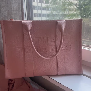 Rosa handväska från Marc Jacobs - Säljer denna väskan från marc jacob som jag köpte på raglady. Den är i bra skick men lite smutsig på insidan