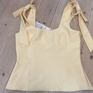 Gul linnetopp med rosetter på axlarna - Söt gul sommar topp från Zara. Den var för stor så nu måste jag sälja vidare den