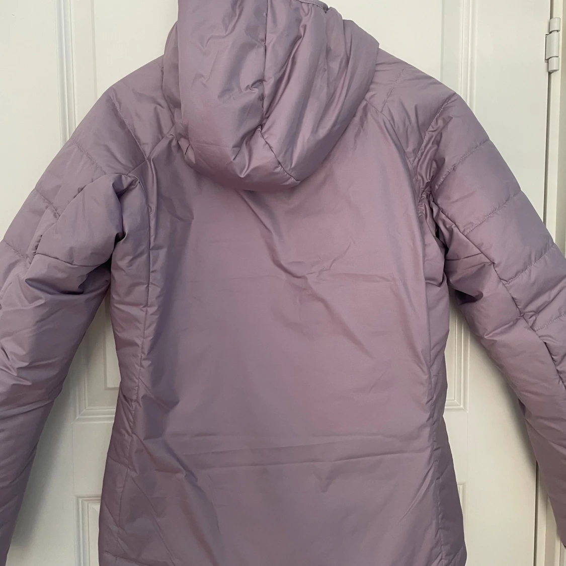 Ljuslila pufferjacka från Adidas Terrex - 1