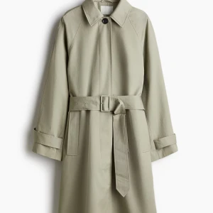 Kappa från H&M i storlek XS - En otroligt fin och snygg kappa från H&M ”Carcoat med skärp”. Den är i storlek XS men sitter som en S/M och har ett fint skärp, figur och knappar.  Jag säljer den eftersom den blivit missfärgad. Jag fick nämligen någon slags olja som jag lyckades ta bort, men resultatet blev vitt. För dig som vet hur man färgar om eller fixar en blekning, så är detta för dig.  Älskar denna kappan något så enormt. Använd: Max 5 gånger. Storlek: XS. Nypris: 599 kr.