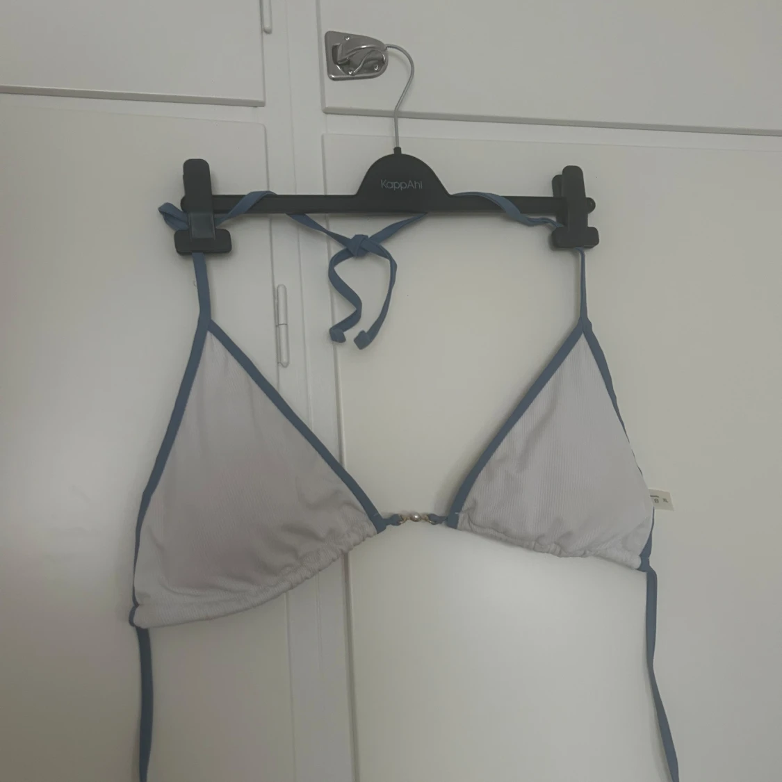 Vit trekantsbikini med blå kant