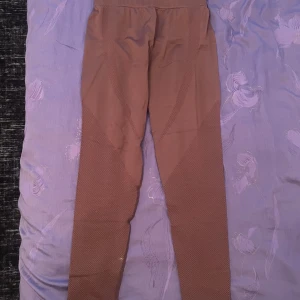 Bruna seamless tights - Säljer ett par bruna seamless tights. Stretchiga Framsida på bild 1 och baksida på bild 2. Medel i midjan. Passar som Xs, S och M