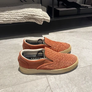 Bottega veneta loafers  - |Säljer dessa  snygga Bottega veneta loafers|De är i storlek 40,5|Dem är använda men har fortfarande ett bra skick|Vid eventuella frågor är du välkommen att kontakta oss|