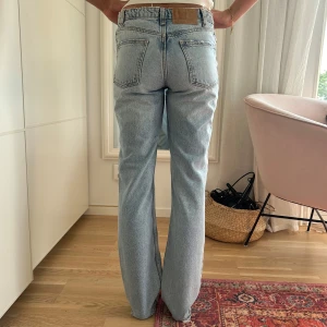 Jeans från Zara straight fit  - Säljer ett par ljusblå mid straight fit jeans från Zara i storlek 34. Jättebra skick! Priset är diskuterbart vid snabb affär☺️