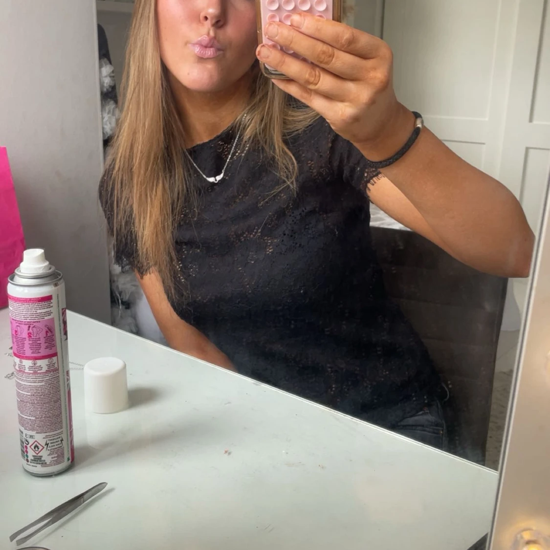 Svart spetsblus med kort ärm