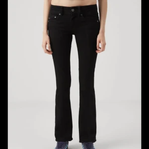 Svarta bootcut jeans från G-star - Säljer ett par svarta bootcut jeans från G-star, säljer då dem inte passar mig längre. Jeansen är mid-waist och slitna ner till som man ser på bilderna. Ordinarie pris 1345kr. Storlek  25/30 